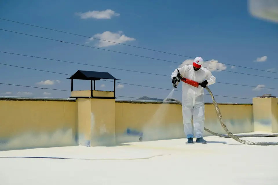 Application d’une étanchéité liquide sur un toit-terrasse