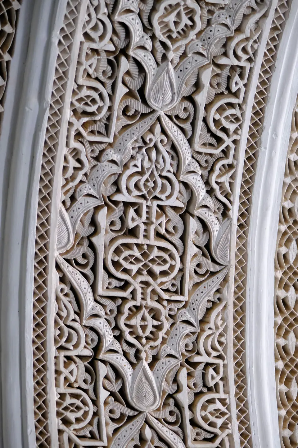 Plâtre sculpté à la main (gebs) aux motifs floraux et géométriques