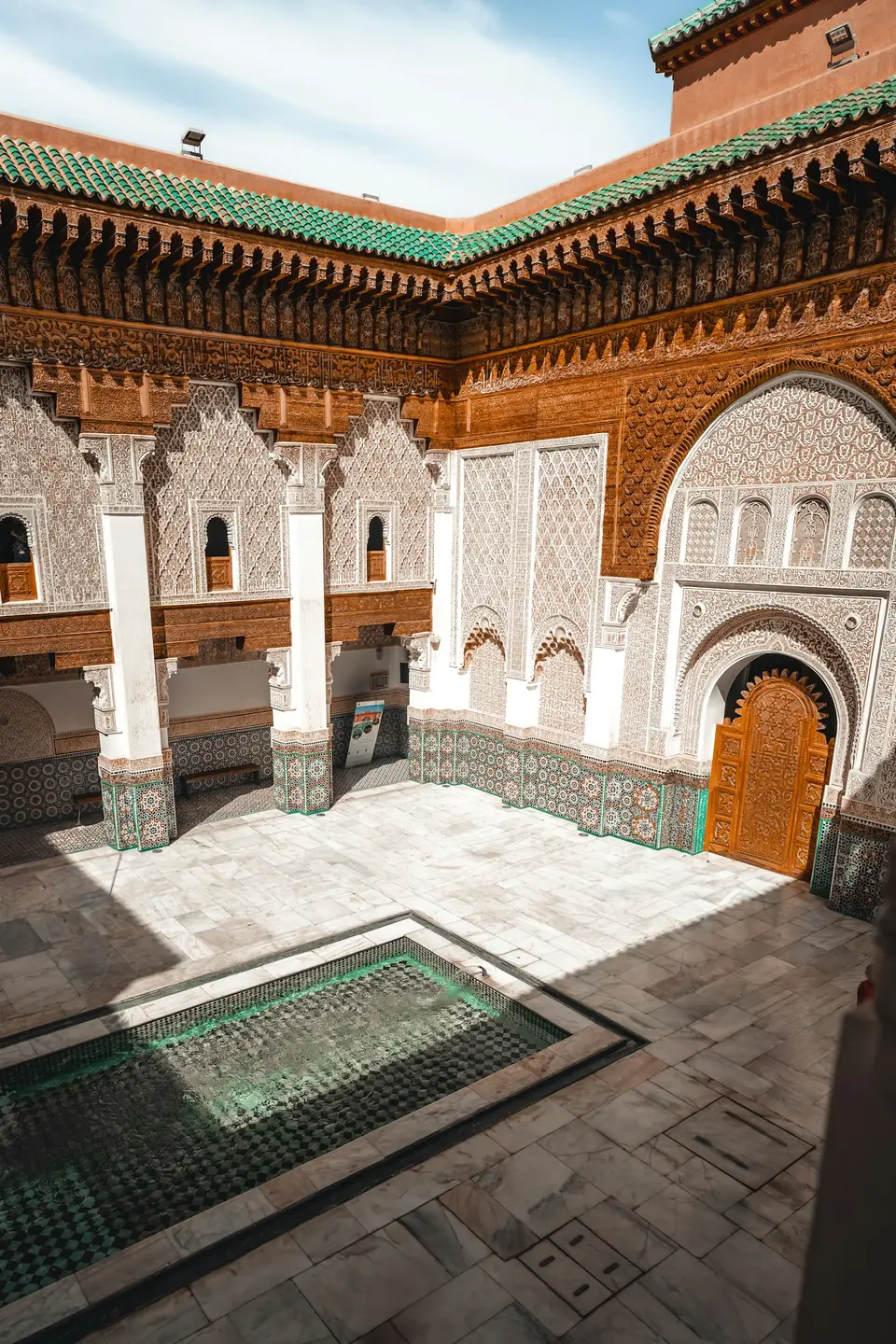 Cour traditionnelle marocaine : plâtre sculpté, boiseries en cèdre et zellige